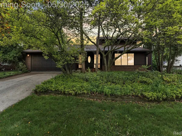 5772 Perrytown Dr, West Bloomfield, MI 48322