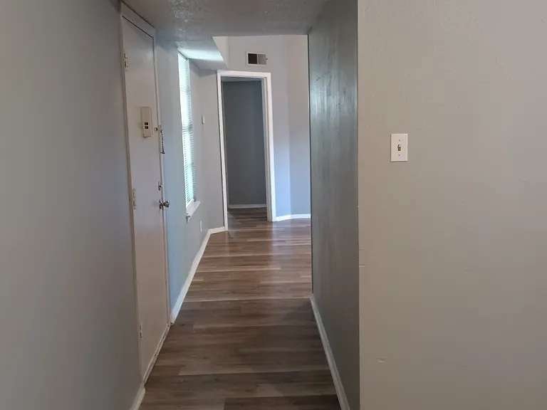 747 Sherbrook Dr — Photo 3