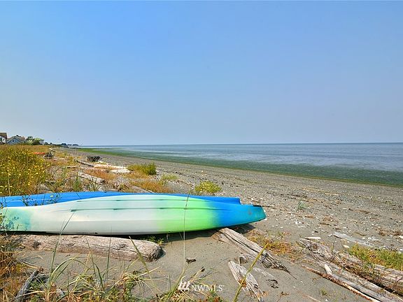 Low bank beach and tidelands at your doorstep!