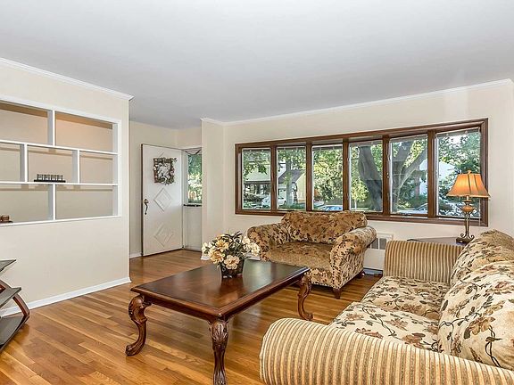 4th image of 19 Pickwick Dr