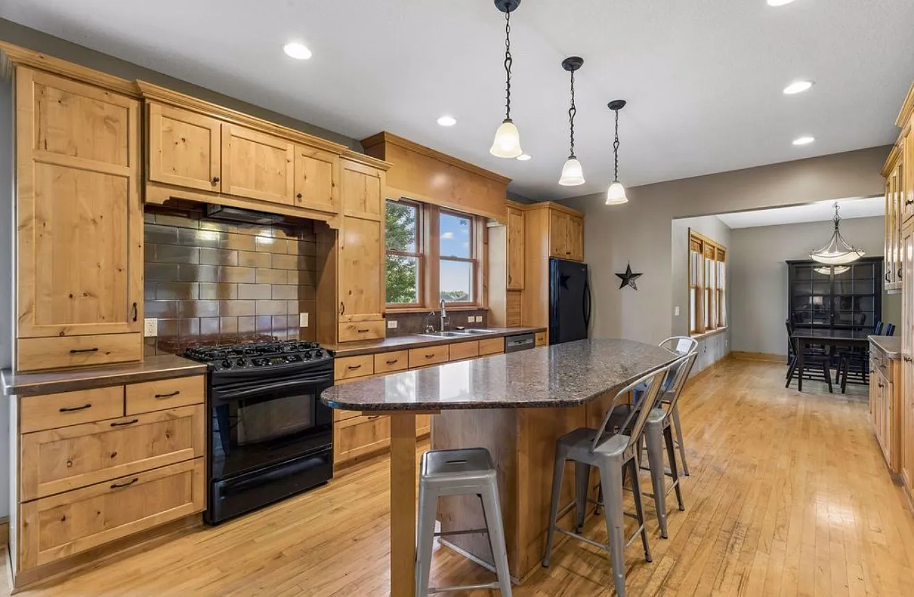 4 bed, 3712 sqft, $3,700 — Photo 2