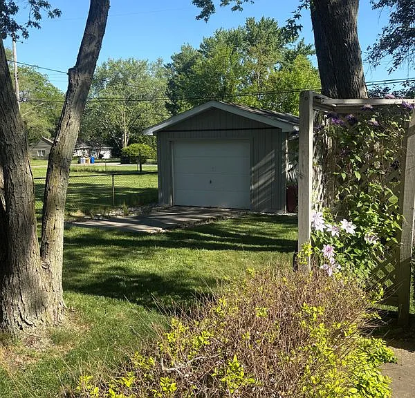 6284 Woodsdale Dr — Photo 16