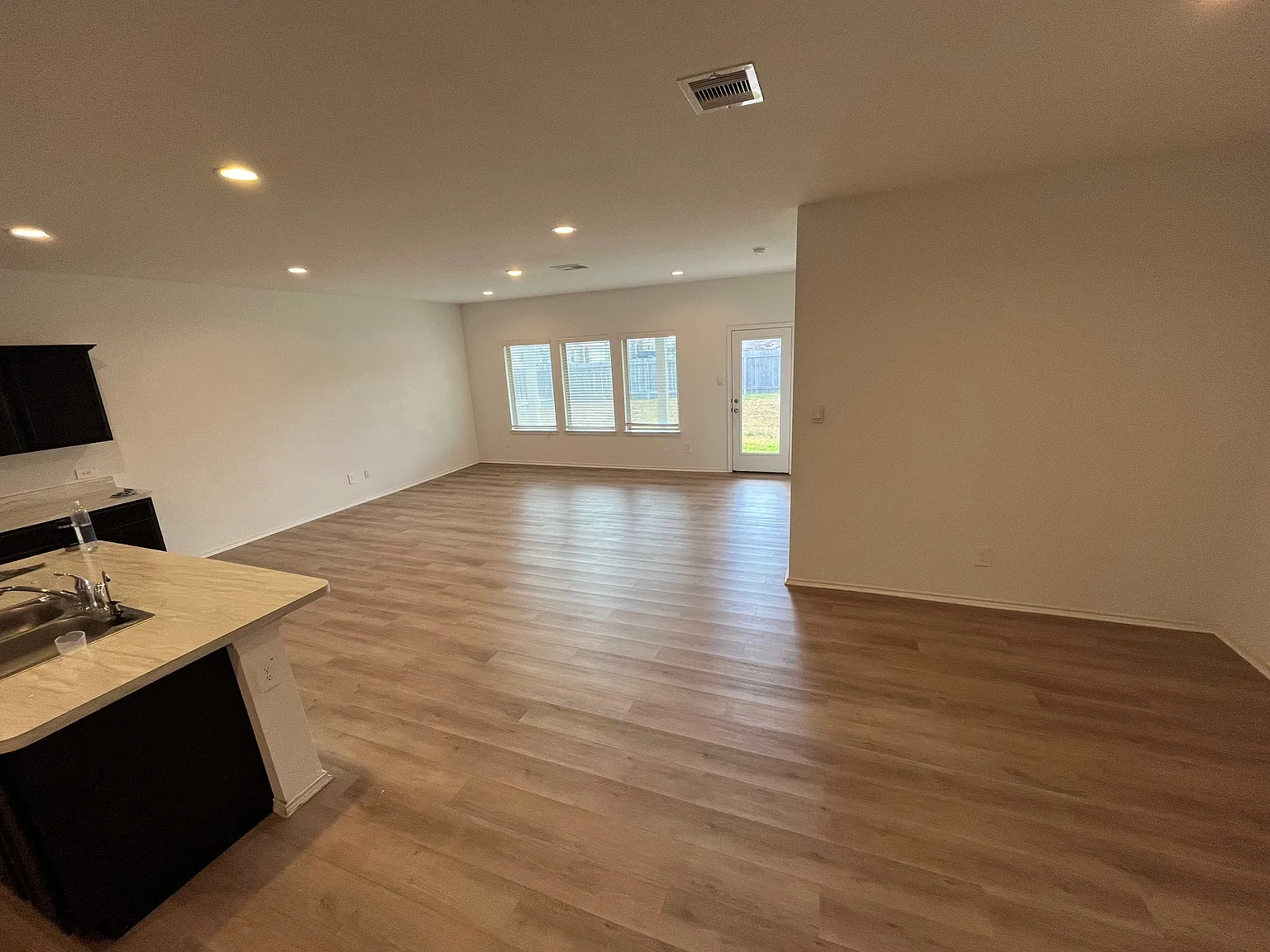 4 bed, 2482 sqft, $2,500 — Photo 3