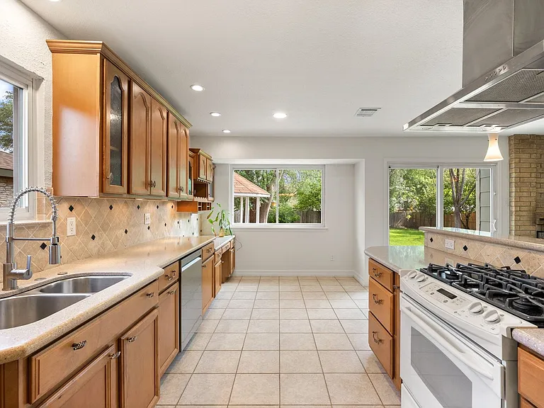 11811 Carshalton Dr — Photo 8