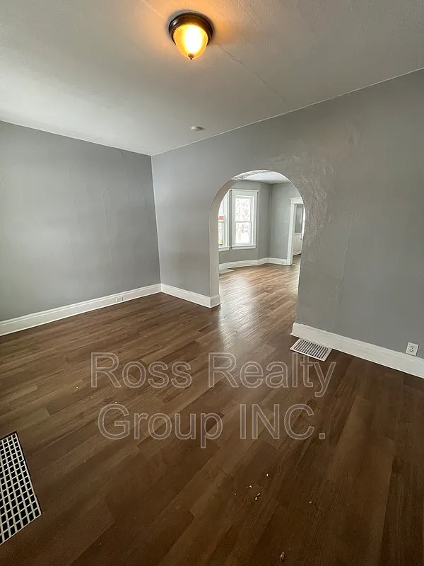 4 bed, 2.0 bath, $1,300 — Photo 2