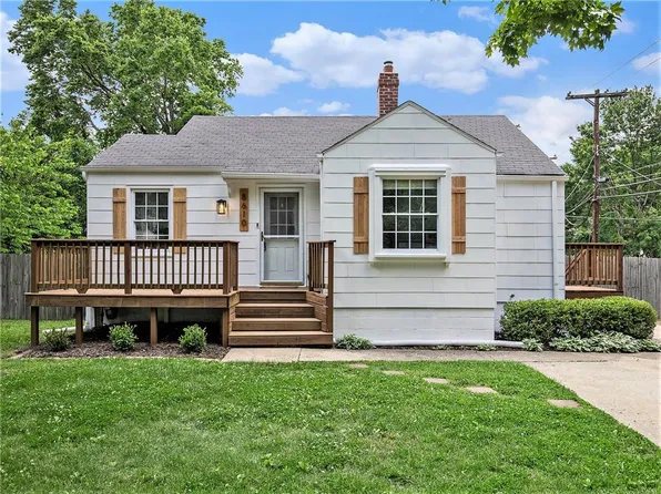 8610 Summit St, Kansas City, MO 64114