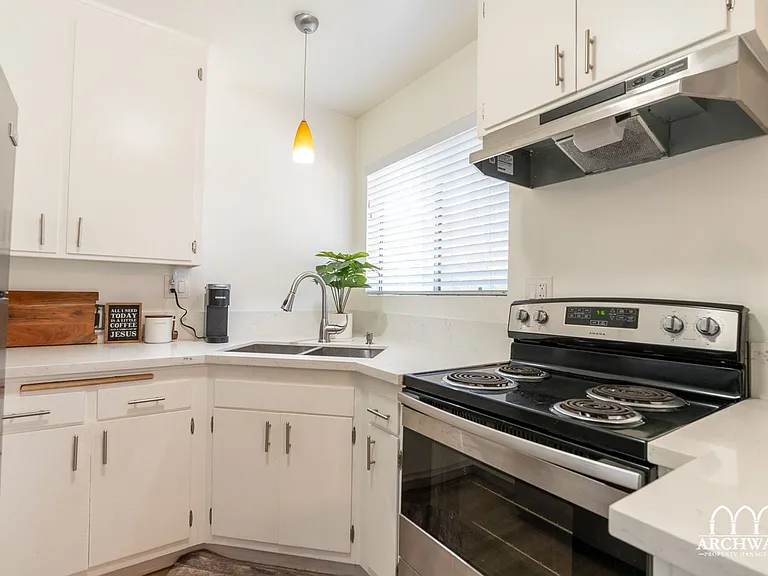 10725 Acama St — Photo 34