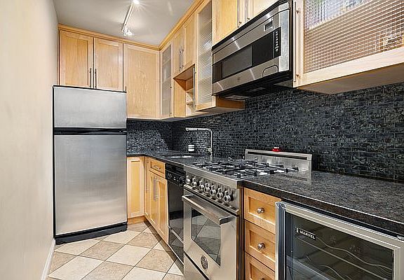 3rd image of 435 E 65th St APT 4F