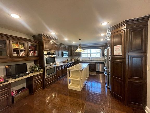 3rd image of 44 Laura Ln