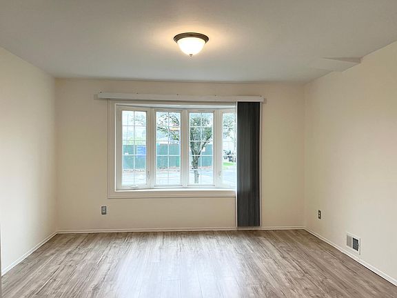 5th image of 131 Steinway Ave #1