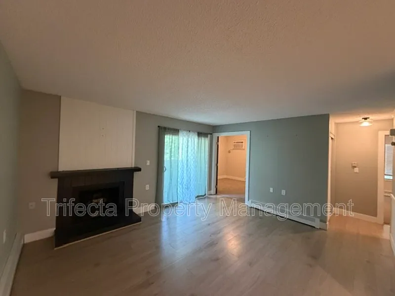 2 bed, 1.0 bath, 715 sqft, $1,495 — Photo 2