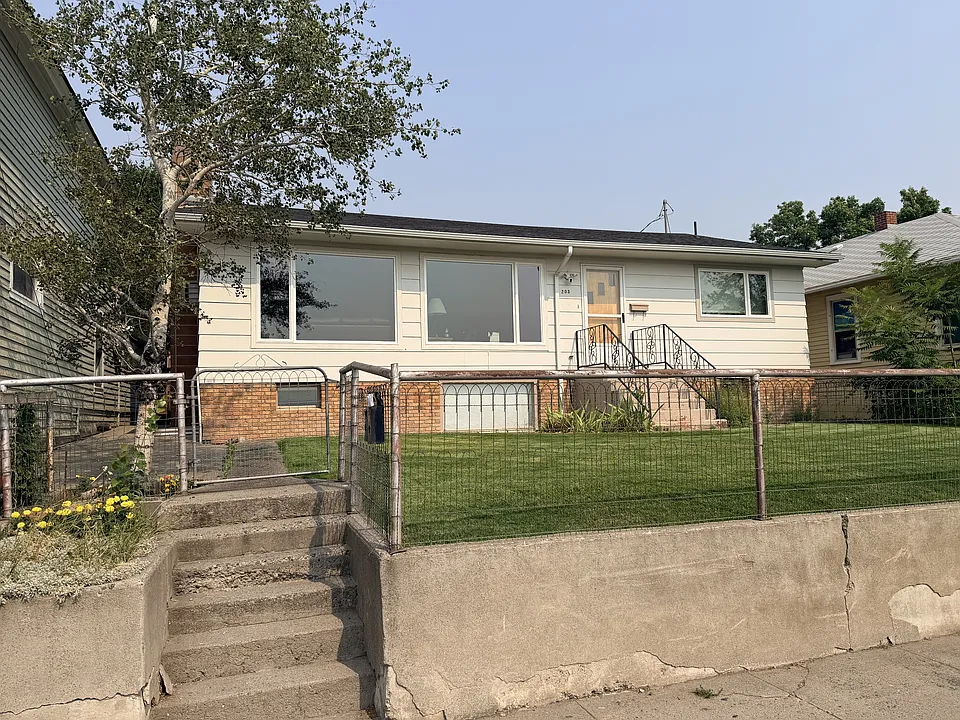 205 E Chinook St