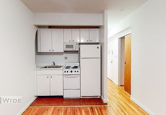 3rd image of 117 W 58th St APT 5D