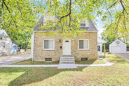 3 bed, 1.5 bath, 1300 sqft, $1,900 — Photo 1