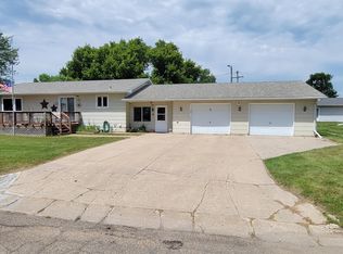 707 8th St SE, Devils Lake, ND 58301