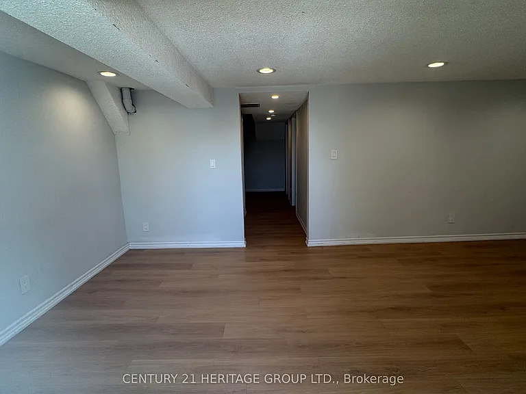 735 Pam Cres #BASEMENT — Photo 2