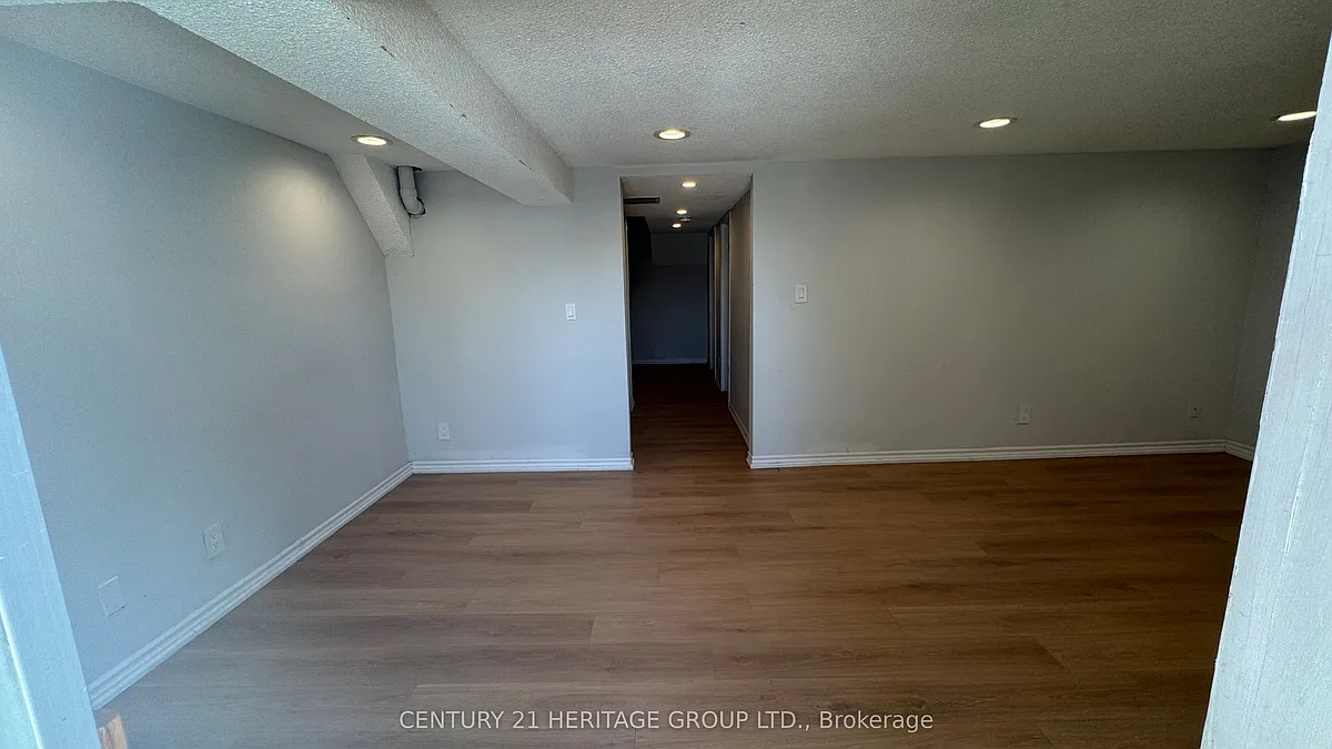Building Photo - 735 Pam Cres #BASEMENT