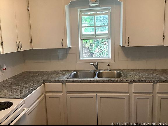 2nd image of 221 SE Wilshire Ave