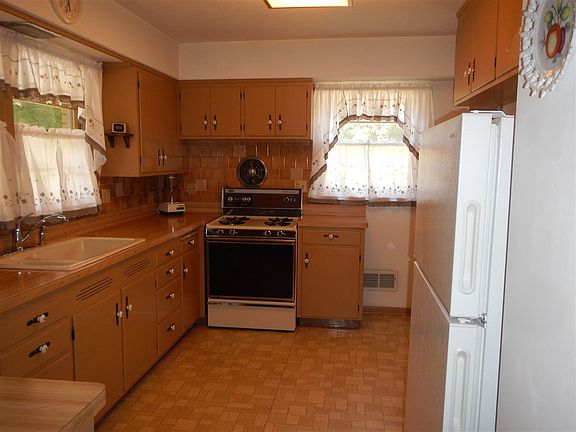 3rd image of 812 James Ave