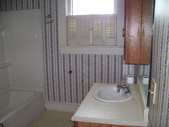 5th image of 324 Arlington St