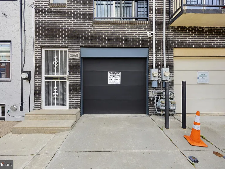 2568 Collins St — Photo 29