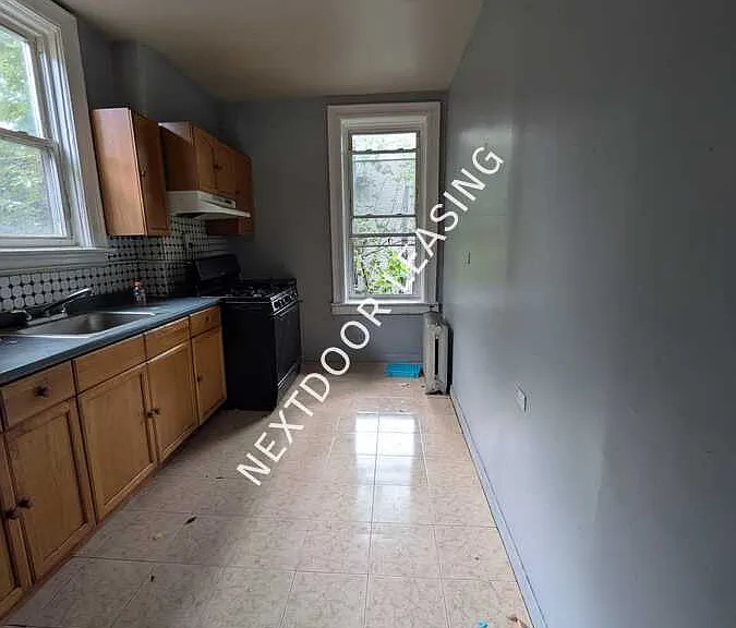 21 Bergen Ave #2M — Photo 4