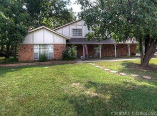 1045 N Woodview Dr, Skiatook, OK 74070