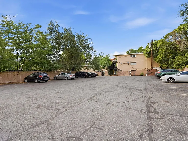 Towne Apartments — Photo 9