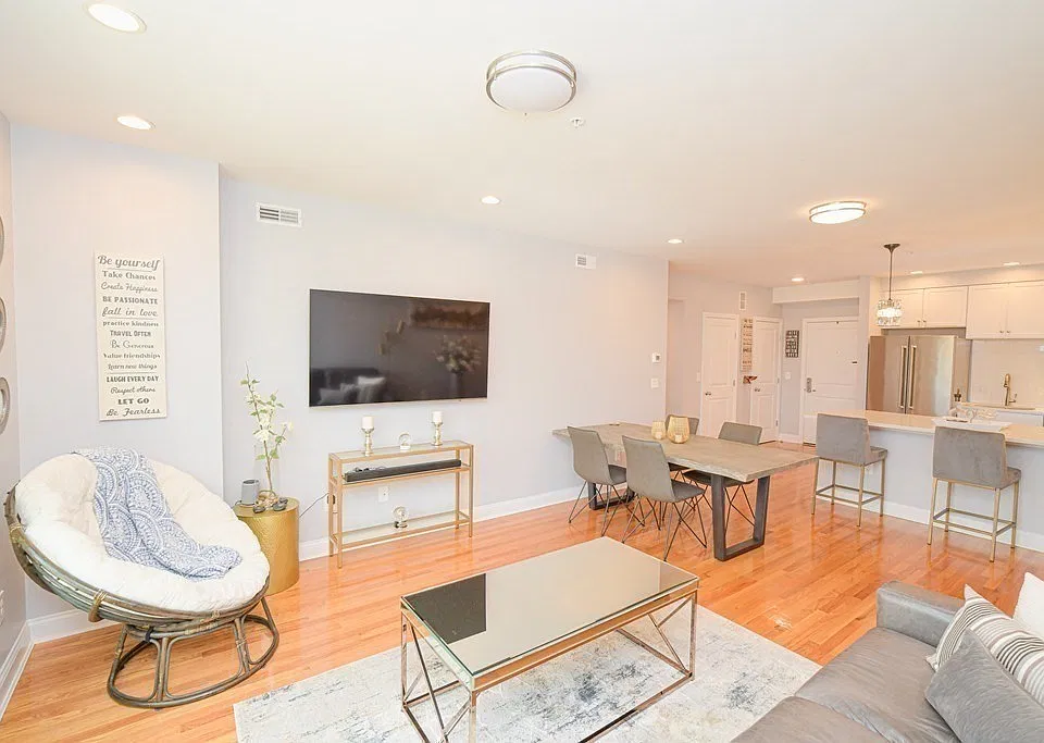 15 Guild St #205