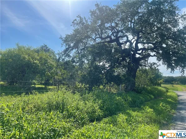 190 County Road 467, Stockdale, TX 78160