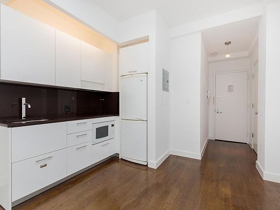 3rd image of 212 W 91st St APT 905