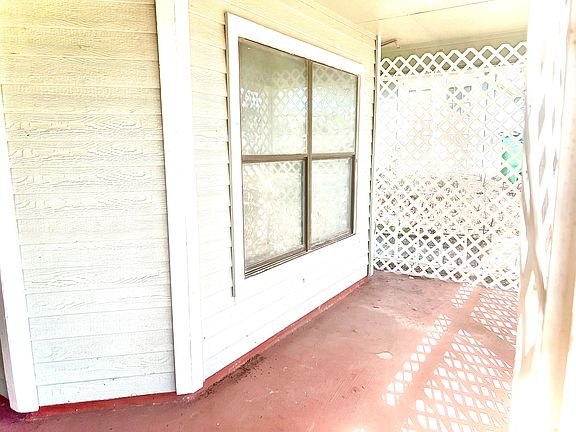 Side front patio, privacy