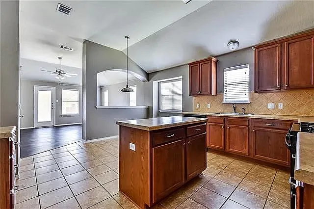 1318 Rainbow Parke Dr — Photo 4