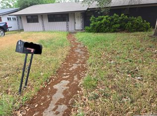 105 N Moss St, Seguin, TX 78155