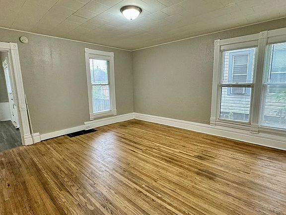 3rd image of 766 Clancy Ave NE Lowr 1