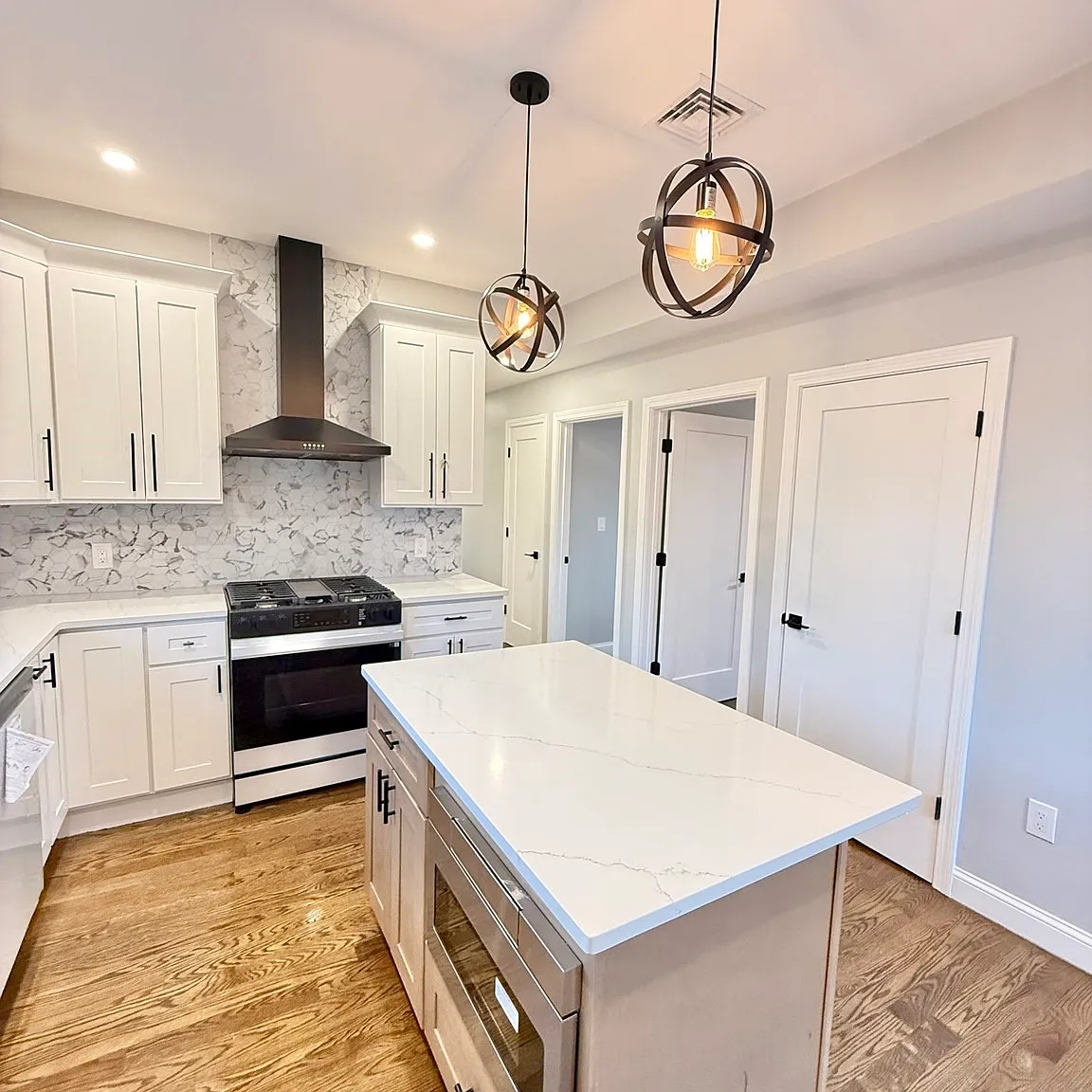 3 bed, 1.0 bath, 988 sqft, $3,650 — Photo 2