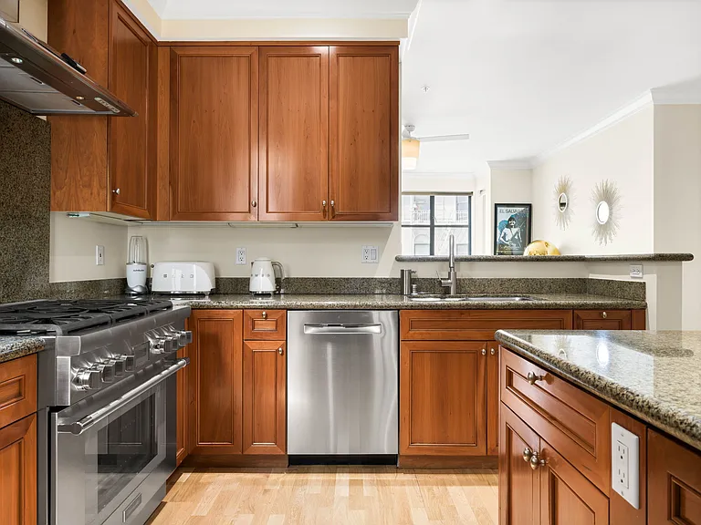 1081 Pine St #301 — Photo 35