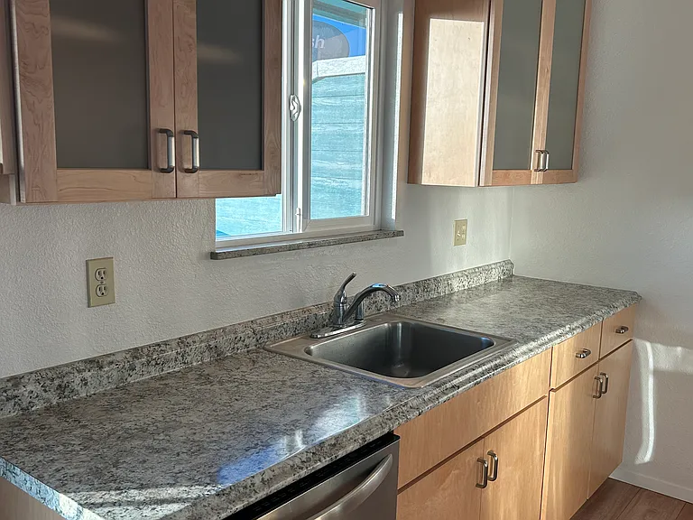 530 SW Fall St #F — Photo 7