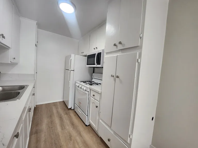 123 S Catalina Street — Photo 25