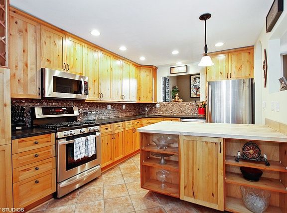 4th image of 725 W Waveland Ave #1B
