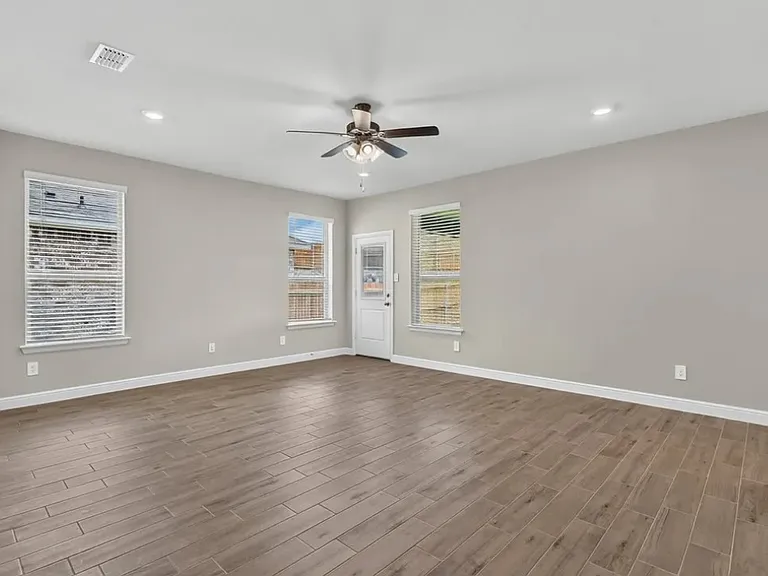 15940 Stableford Rd — Photo 3