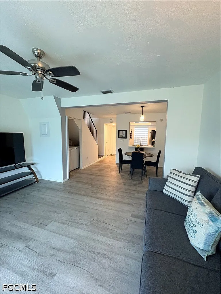 2 bed, 1.5 bath, 886 sqft, $1,125 — Photo 3