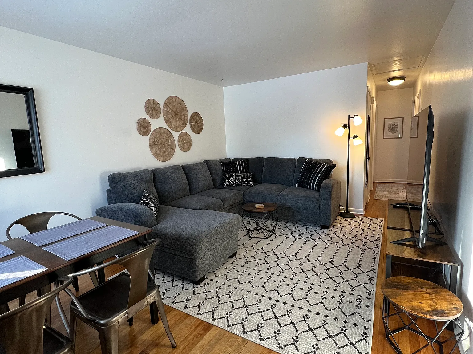 3 bed, 864 sqft, $2,095 — Photo 2