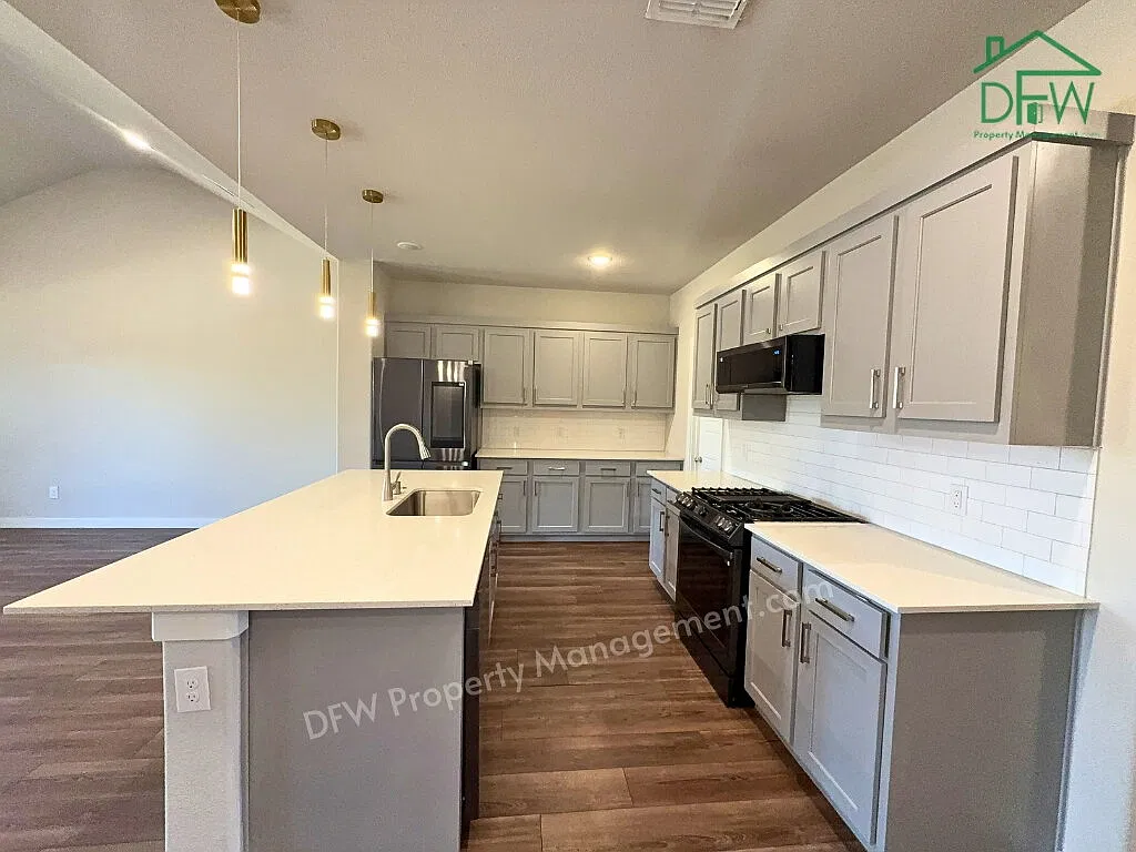 5 bed, 3.0 bath, 2998 sqft, $3,195 — Photo 3