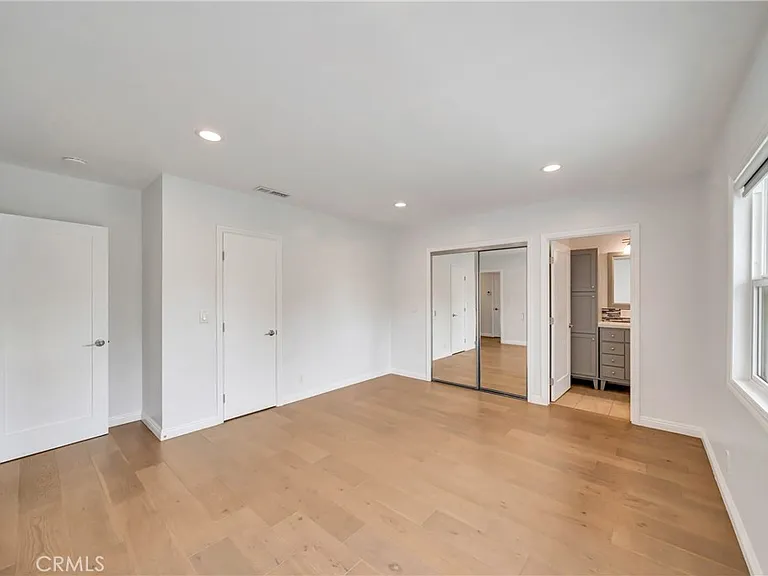 4833 Longridge Ave — Photo 27