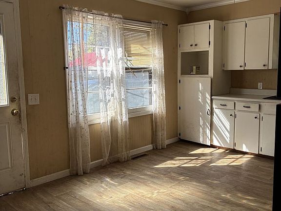 5th image of 302 Maxine St