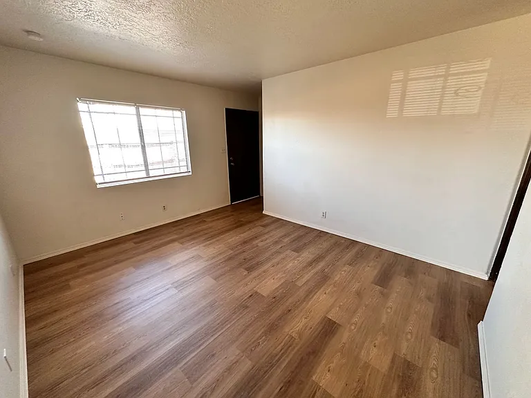 3618 Lafayette Drive Ne — Photo 4