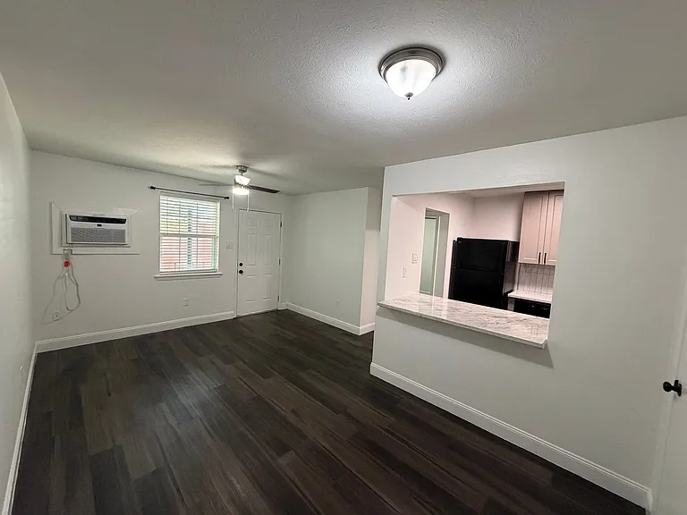 2121 Cleary Ave — Photo 2