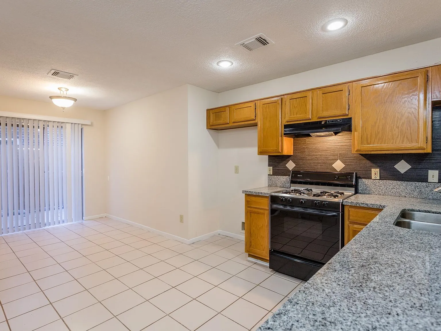 3 bed, 2.0 bath, 1808 sqft, $1,875 — Photo 4