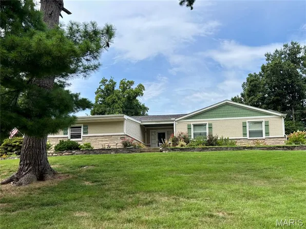 4900 Voltaire Dr, Godfrey, IL 62035